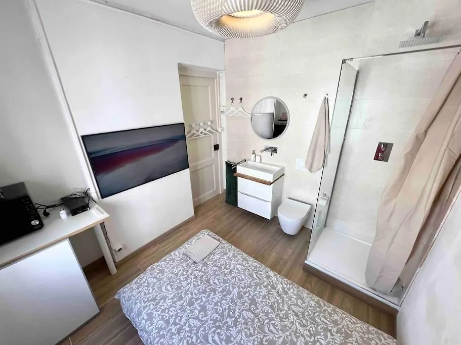New Studio With Private Bathroom And Balcony Genève 0*,  Zwitserland