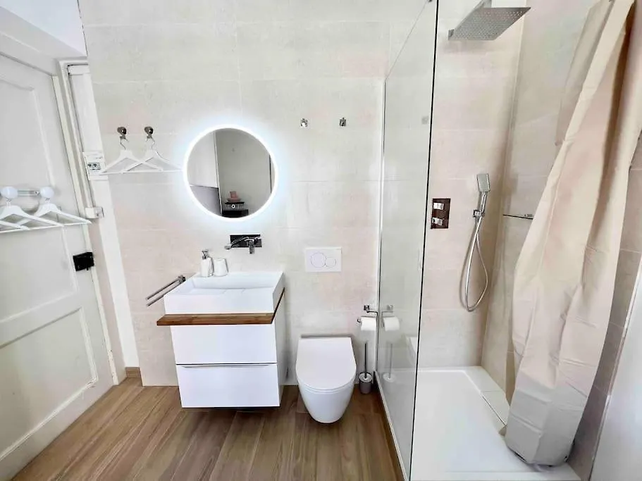 New Studio With Private Bathroom And Balcony Genf